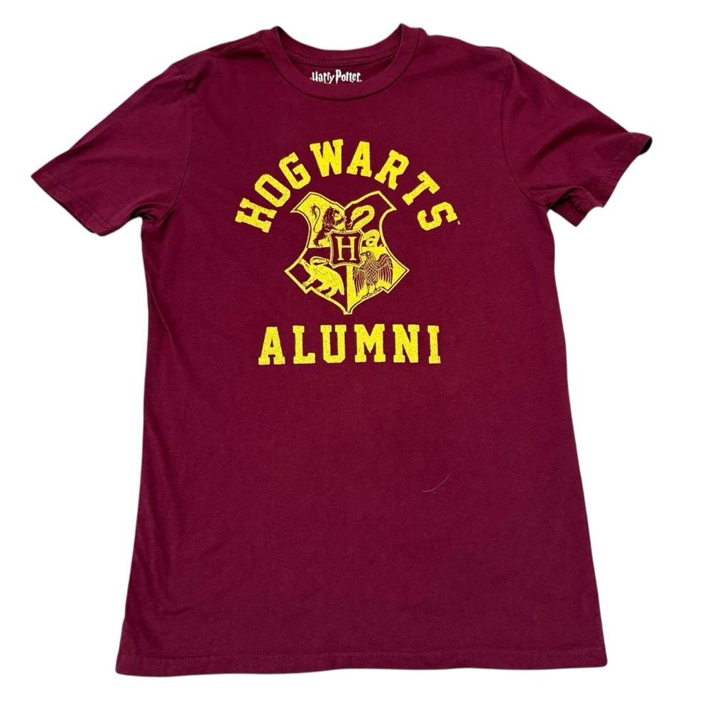 Harry Potter Hogwarts Alumni Tee Tshirt Size M Maroon  Burgundy Gryffindor
